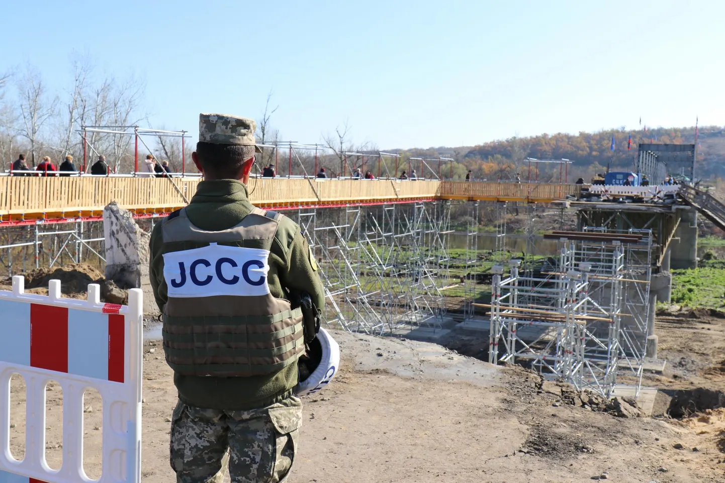 Невооруженный офицер Украинских сил на пропускном пункте "Станица Луганская".
