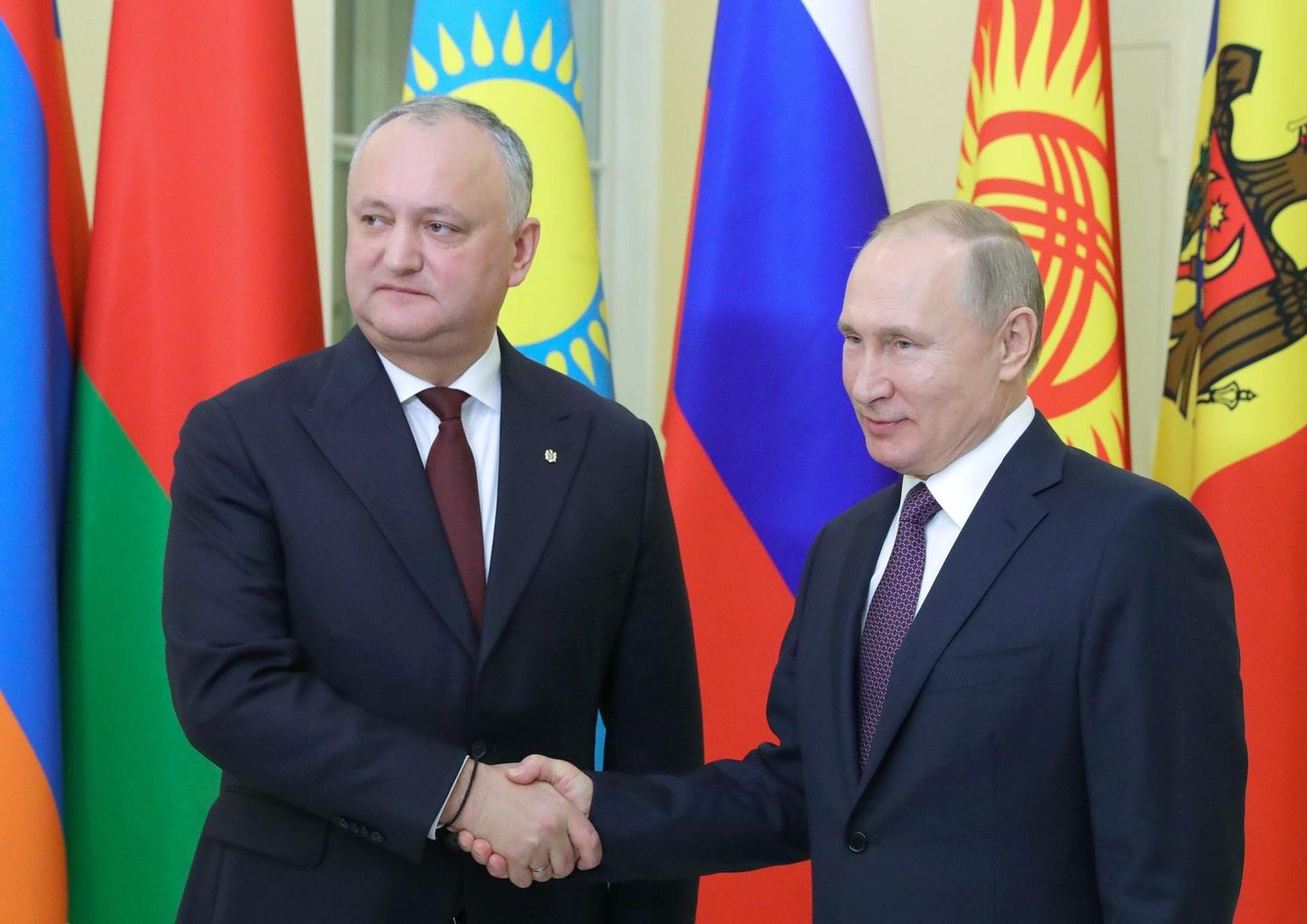 Moldova president Igor Dodon (vasakul) ja Venemaa riigipea Vladimir Putin möödunud aasta lõpus Peterburis. Moldova praegused venemeelsed juhid toetuvad Nõukogude Liidu ajal tekitatud Moldova identiteedile.