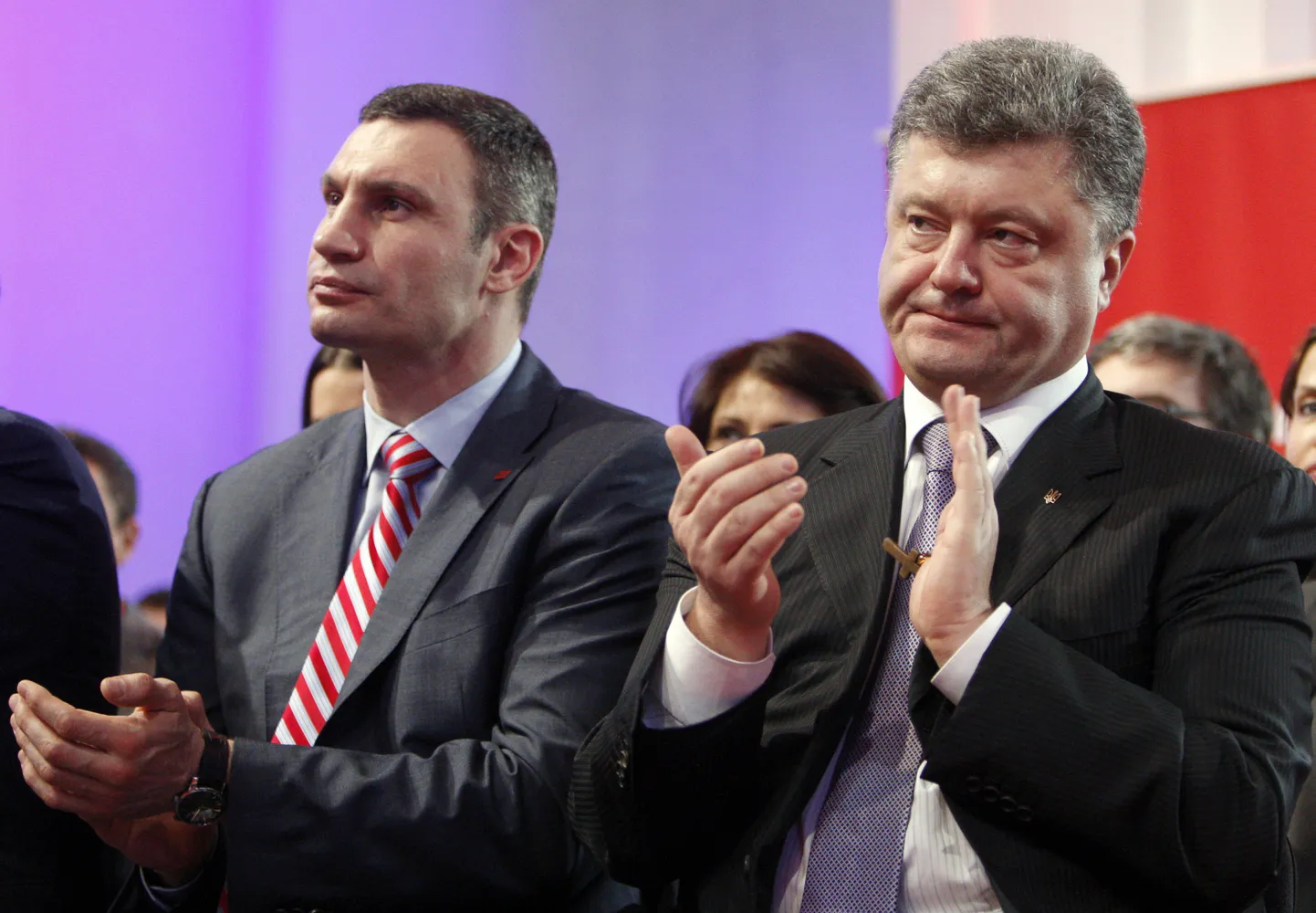Petro Porošenko (paremal)koos tema kasuks presidendivalimistel kandideerimast loobunud Vitali Klitško.