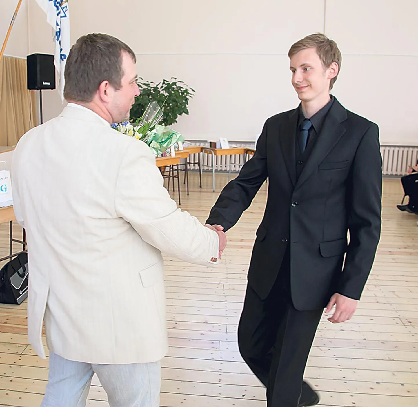 Ilusa emakeele konkursi parima töö kirjutas abiturient Ago Tominga, kellele annab tänukirja üle Saarde vallavolikogu liige Avo Tursk.