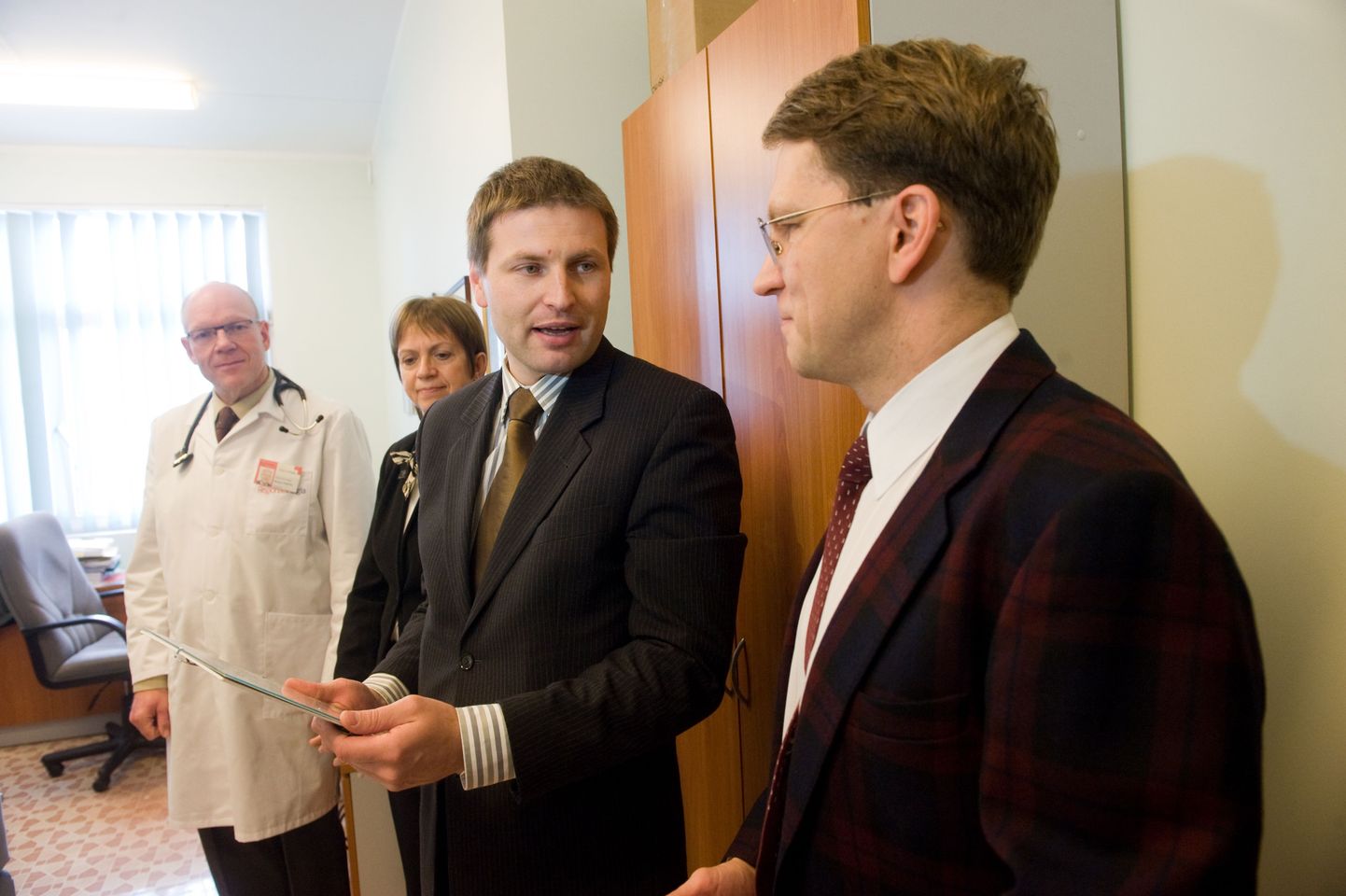 Sotsiaalminister Hanno Pevkur autasustas tervisefondi mõttetalgulisi.