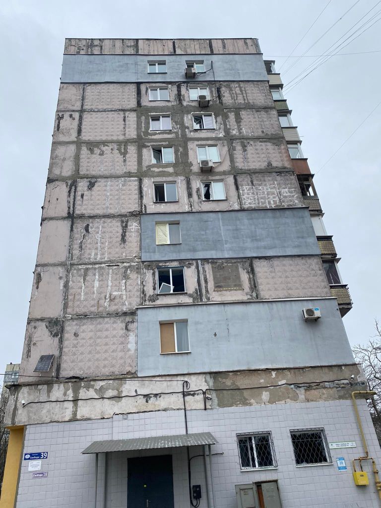 Mariupolis Vene vägede tulistamisest kannatada saanud elumaja.