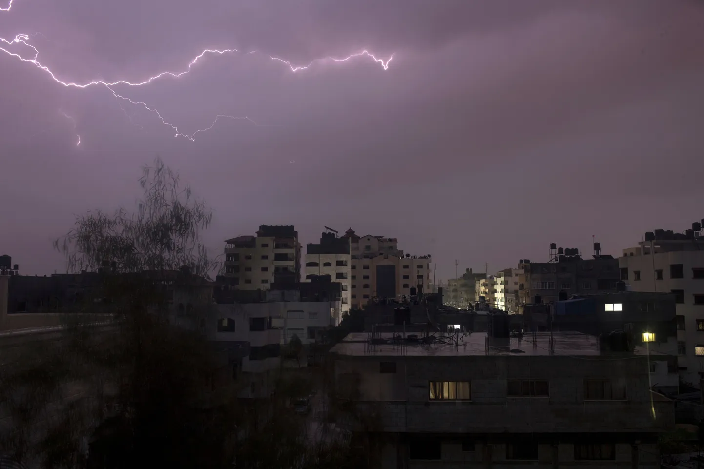 Laupäevaõhtune äike Gaza linna kohal.