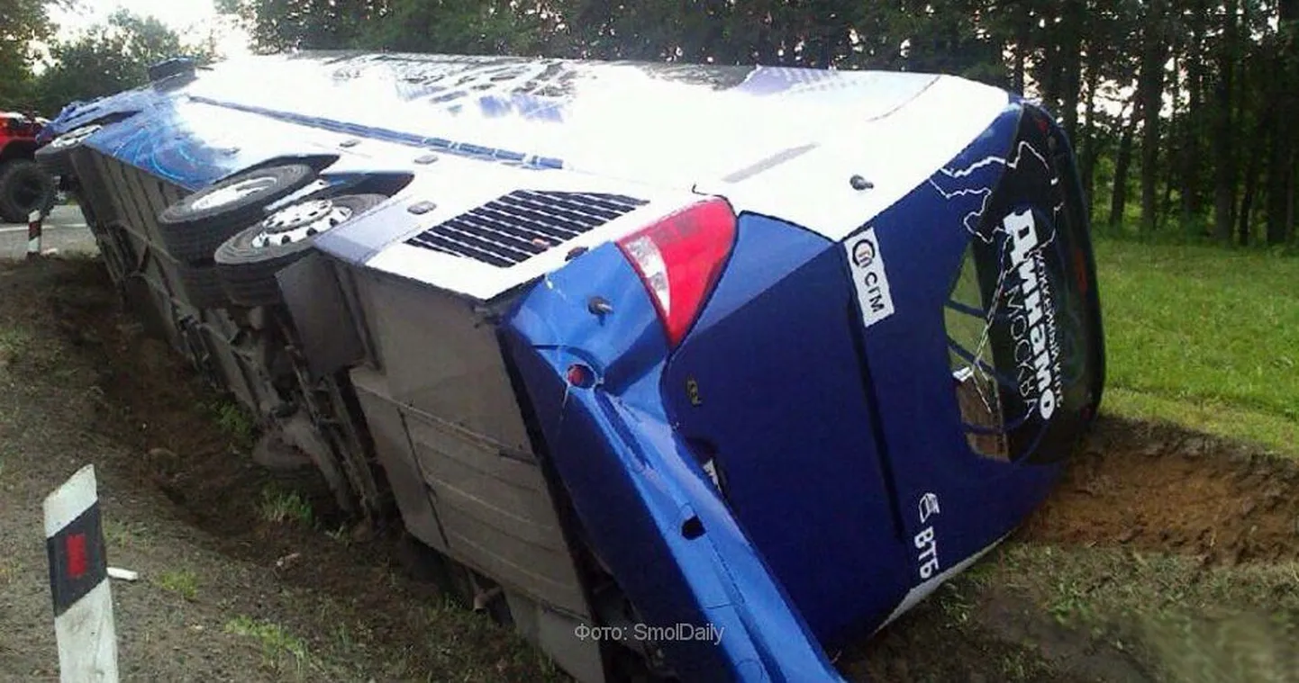 Moskva Dinamo buss sõitis teelt välja kraavi.