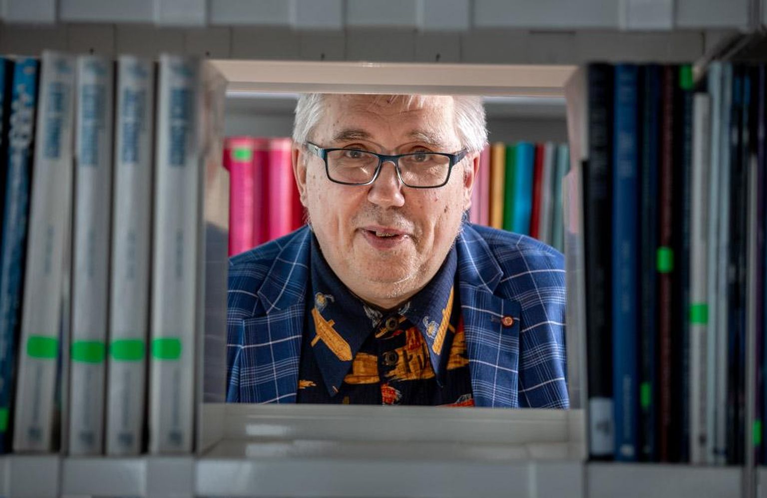 Muusika ja raamatud käivad Elmu Sadulsepal käsikäes. Legendaarne retrodiskor on laitmatu mäluga, oma elust pajatab ta pea kuupäevalise täpsusega. 