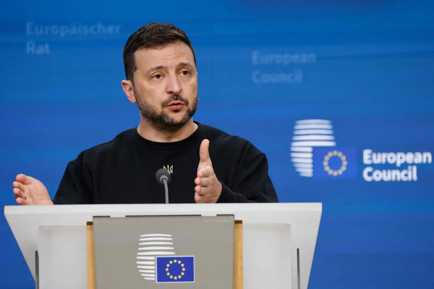 Президент Украины Владимир Зеленский дает пресс-конференцию в рамках саммита ЕС в Брюсселе, 17 октября 2024 года.