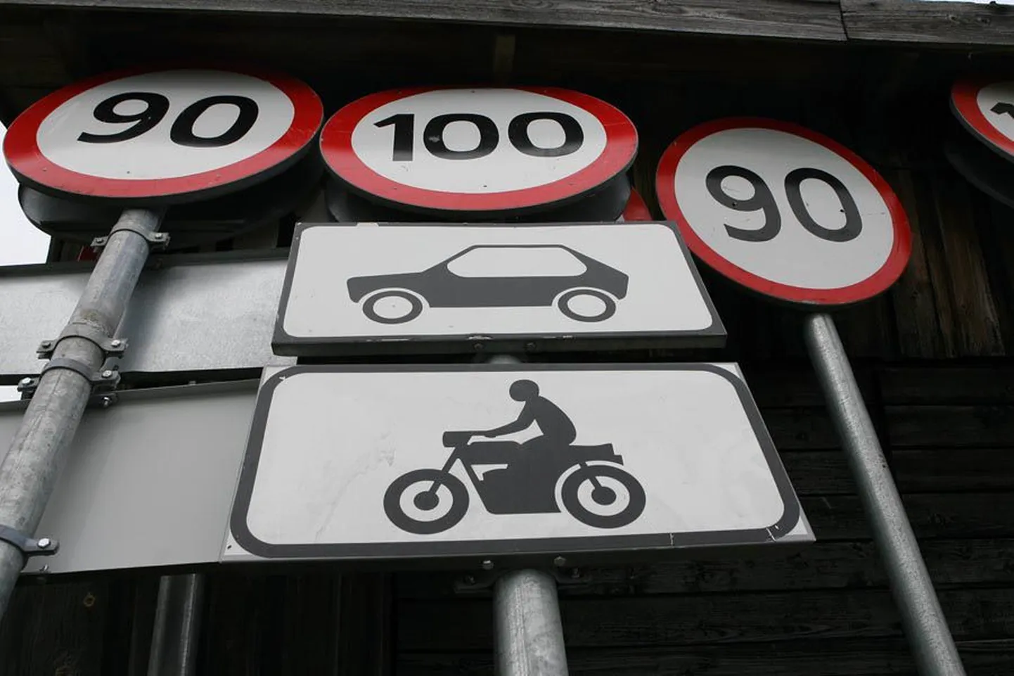 Kaugel pole enam päev, mil 100 kilomeetrit tunnis sõita lubavad liiklusmärgid asendatakse taas 90stega.