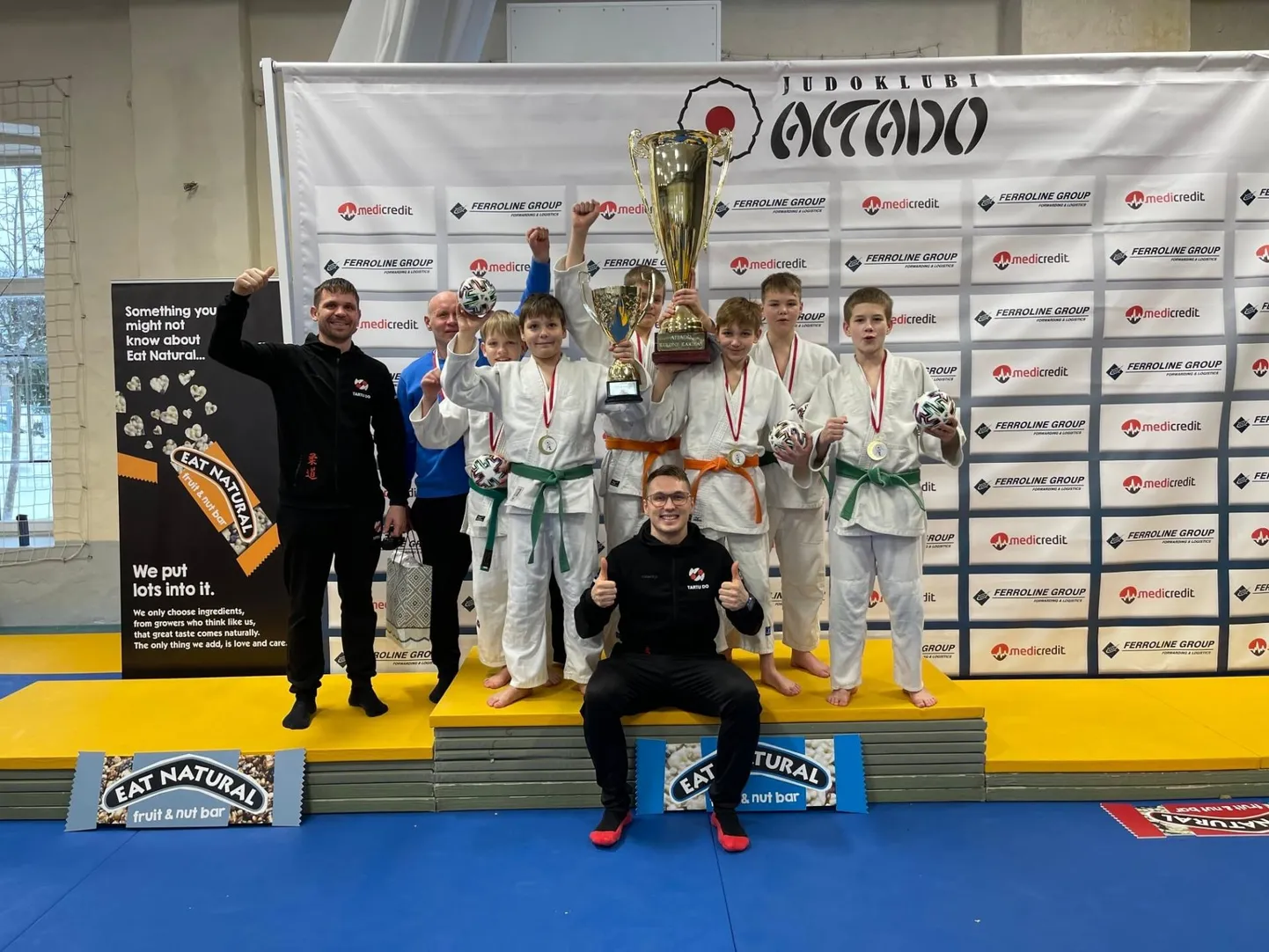 Tartu Do karikavõitjaks tulnud võistkond. Vasakult sponsor ja lapsevanem Marko Kolossov, treenener Priit Berg, Kristo Kolossov, August Martin Nurm, Roland Aid, Sten Trommel, Siim Kohver, Ilja Bezuglov ja kõige ees treener Egert Ehari.