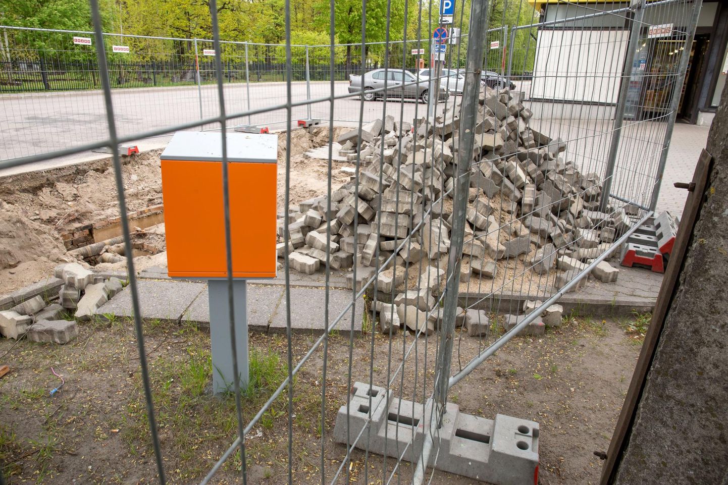 Sademeveetorustiku ehitamise tõttu suletakse Pärnus Oja ja Kuu tänava ristmik.