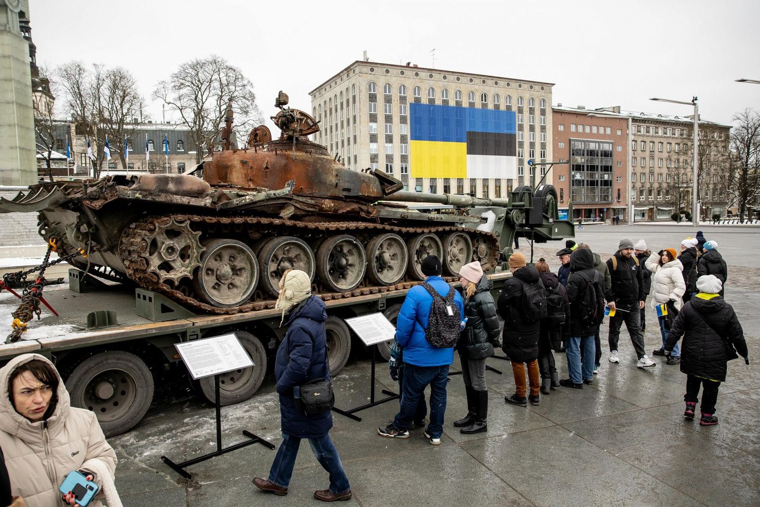 Ukrainast toodud tank T-72 Tallinnas Vabaduse väljakul.
