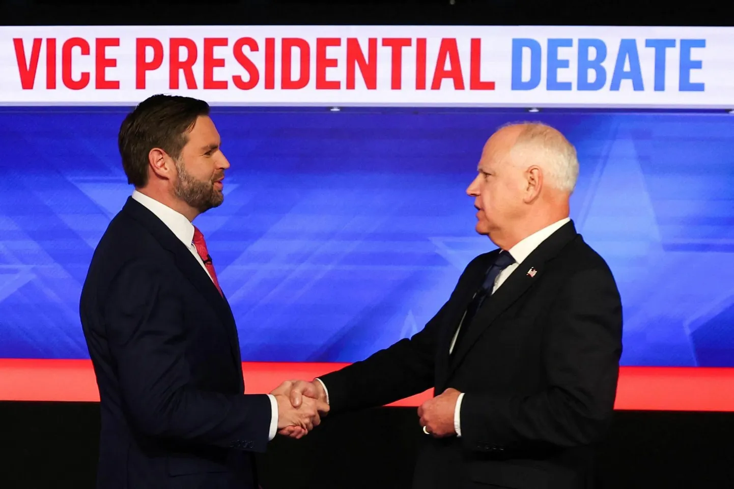 J. D. Vance (vasakul) ja Tim Walz asepresidendikandidaatide debati algul kätlemas.