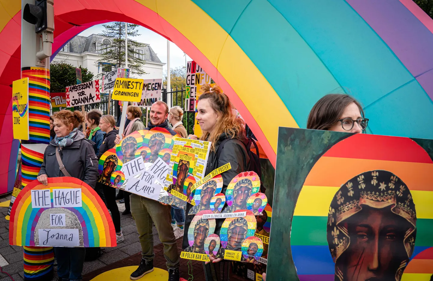 LGBT õiguslased avaldamas meelt Poola saatkonna ees Haagis.