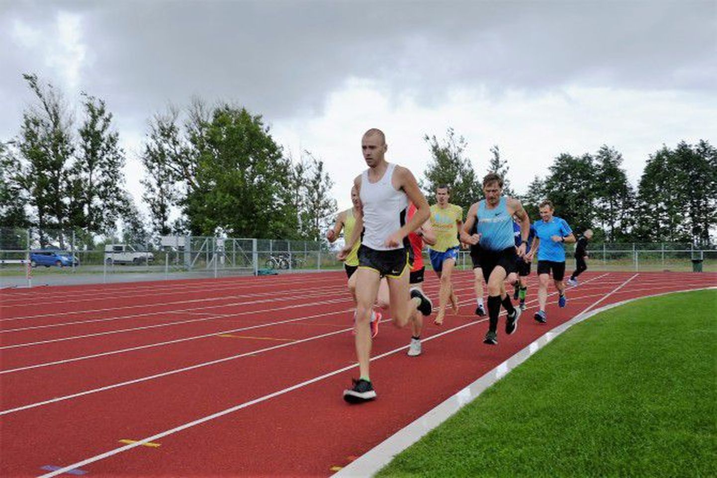 Jooksjad Kuressaare linnastaadionil.