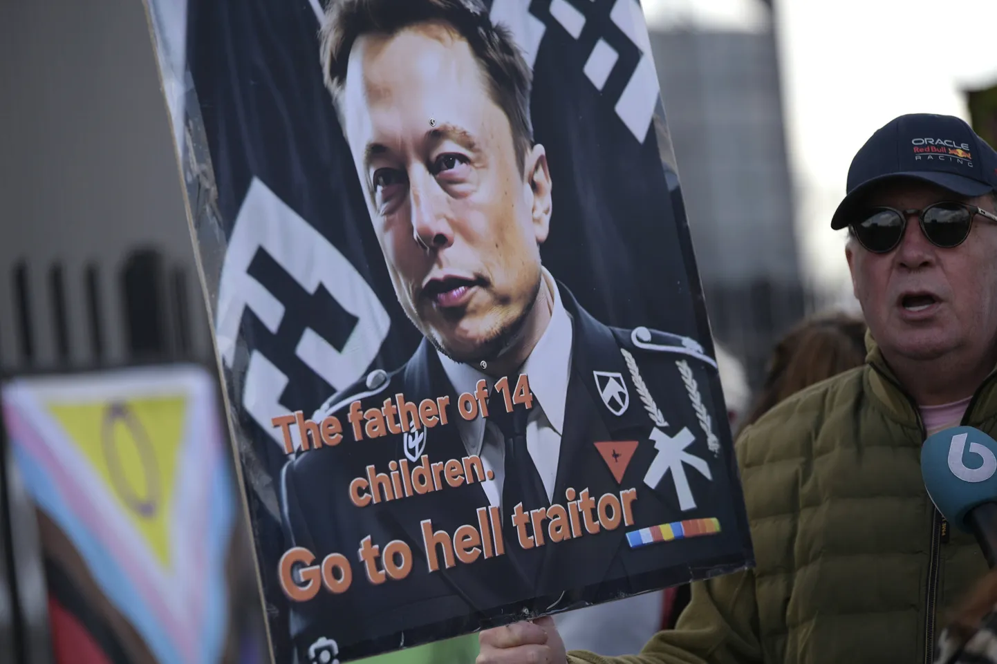 Protestētāji pulcējas pie Tesla rūpnīcas, lai protestētu pret Tesla vadītāju Īlonu Masku Tilburgā, Nīderlandē, sestdien, 2025. gada 29. martā.