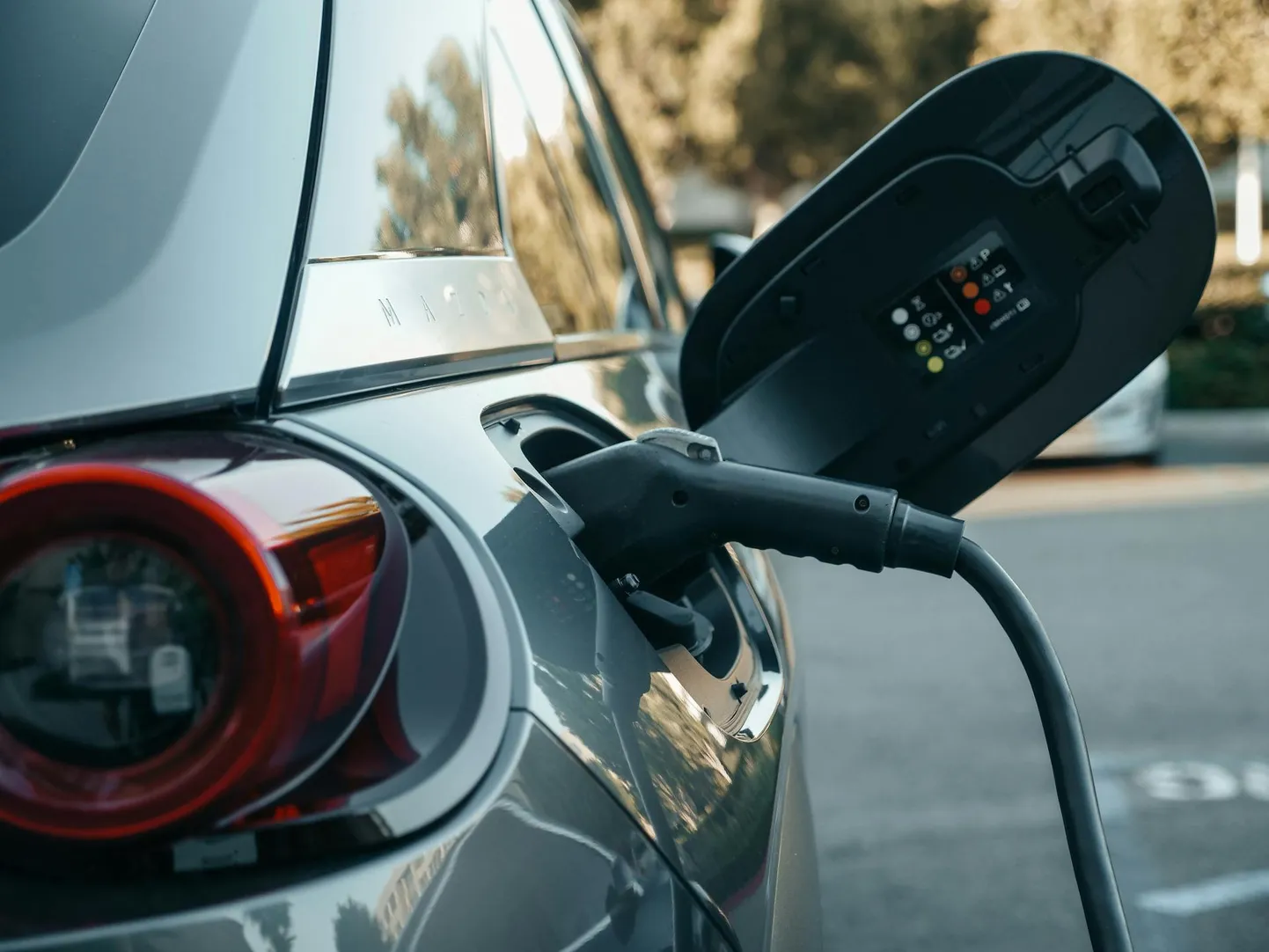 Elektriauto puhul on põhiline on see, et saaks soodsama hinnaga osta ning pärast kuluks kütusele vähem raha, selgus küsitlusest.