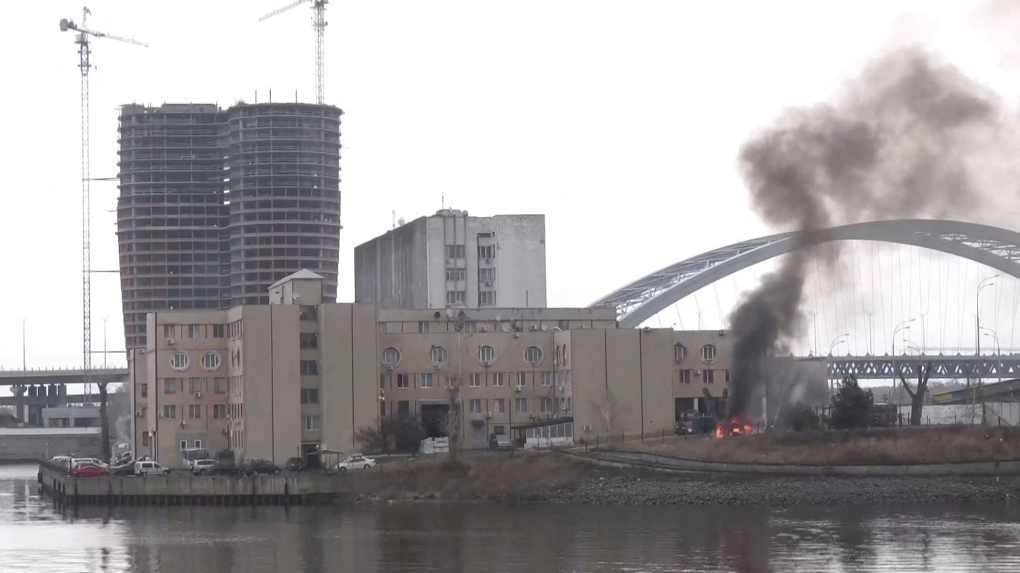 No Ukrainas aizsardzības izlūkošanas biroja ēkas Kijevā paceļas melni dūmi