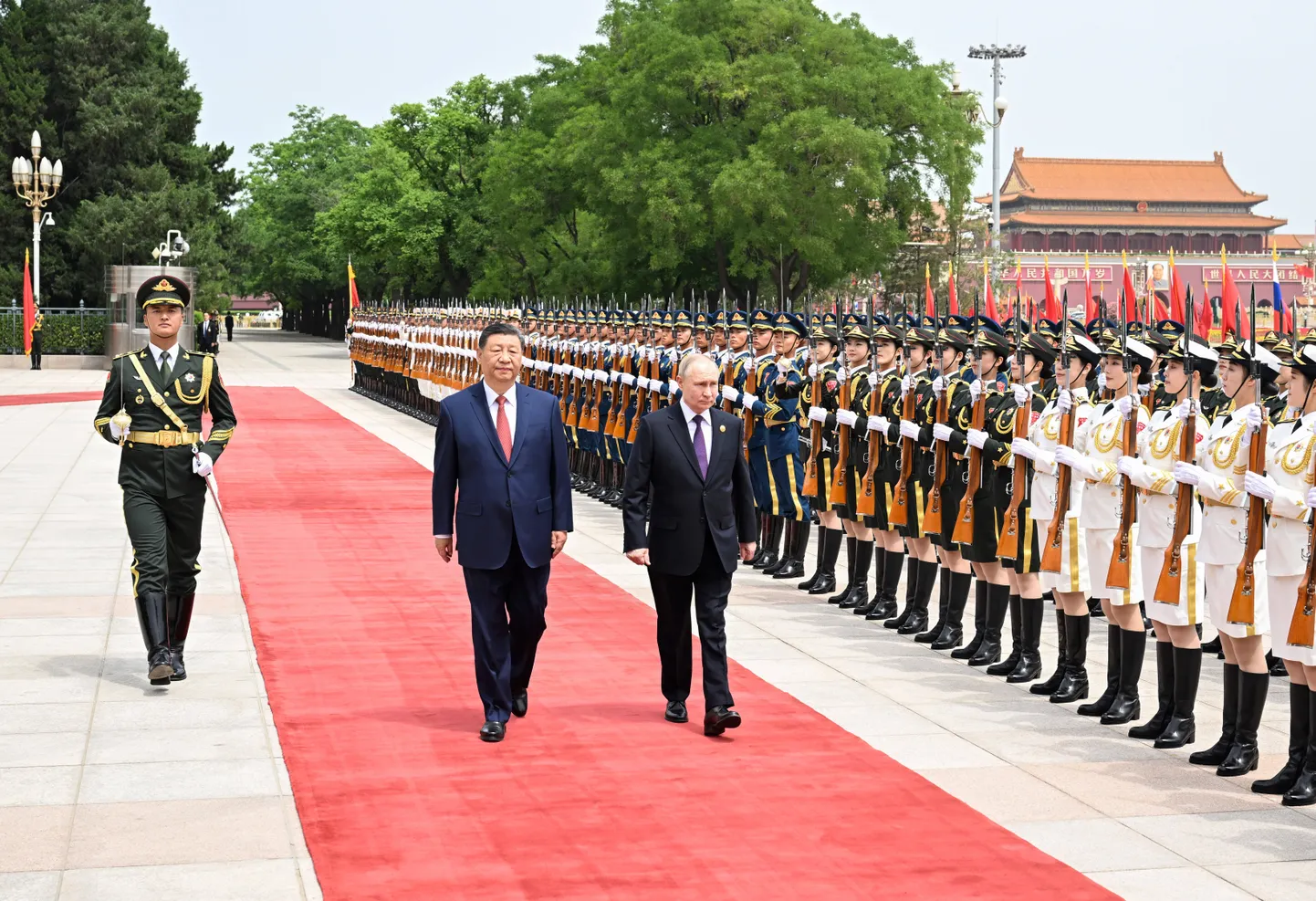 Hiina president Xi Jinping tervitab Vene presidenti Vladimir Putinit Pekingis, 16. mai 2024.