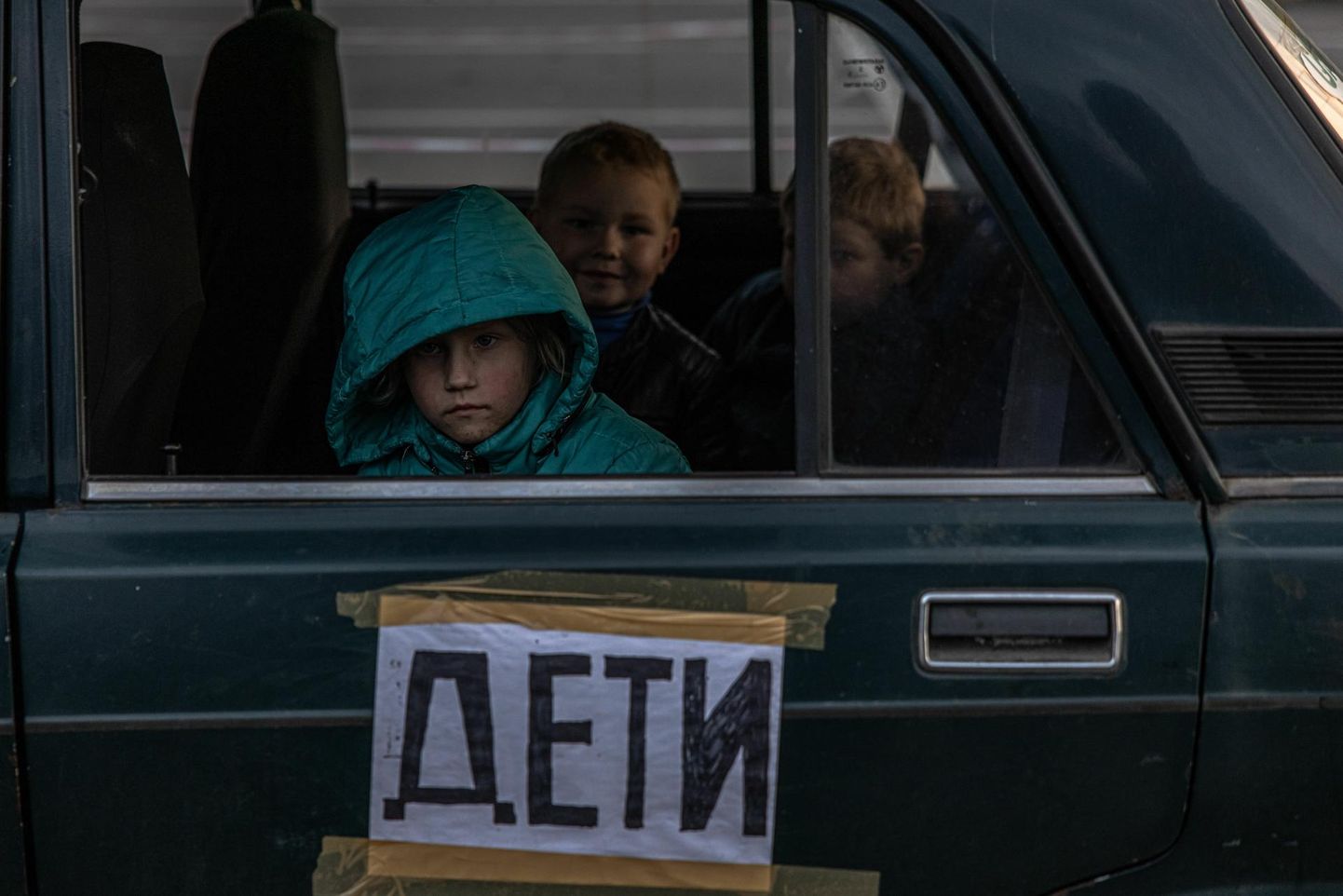 Human Rights Watchi raporti kaanepildiks pandi mai alguses Mariupolist põgenenute auto, mille küljel olev kiri ütleb, et masinas on lapsed. 
