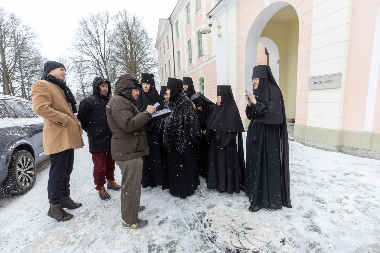 Монахини Пюхтицкого монастыря в понедельник на Тоомпеа передали в парламент прошение не принимать закон, который объязывает монастырь прервать связь с Московским патриархатом.