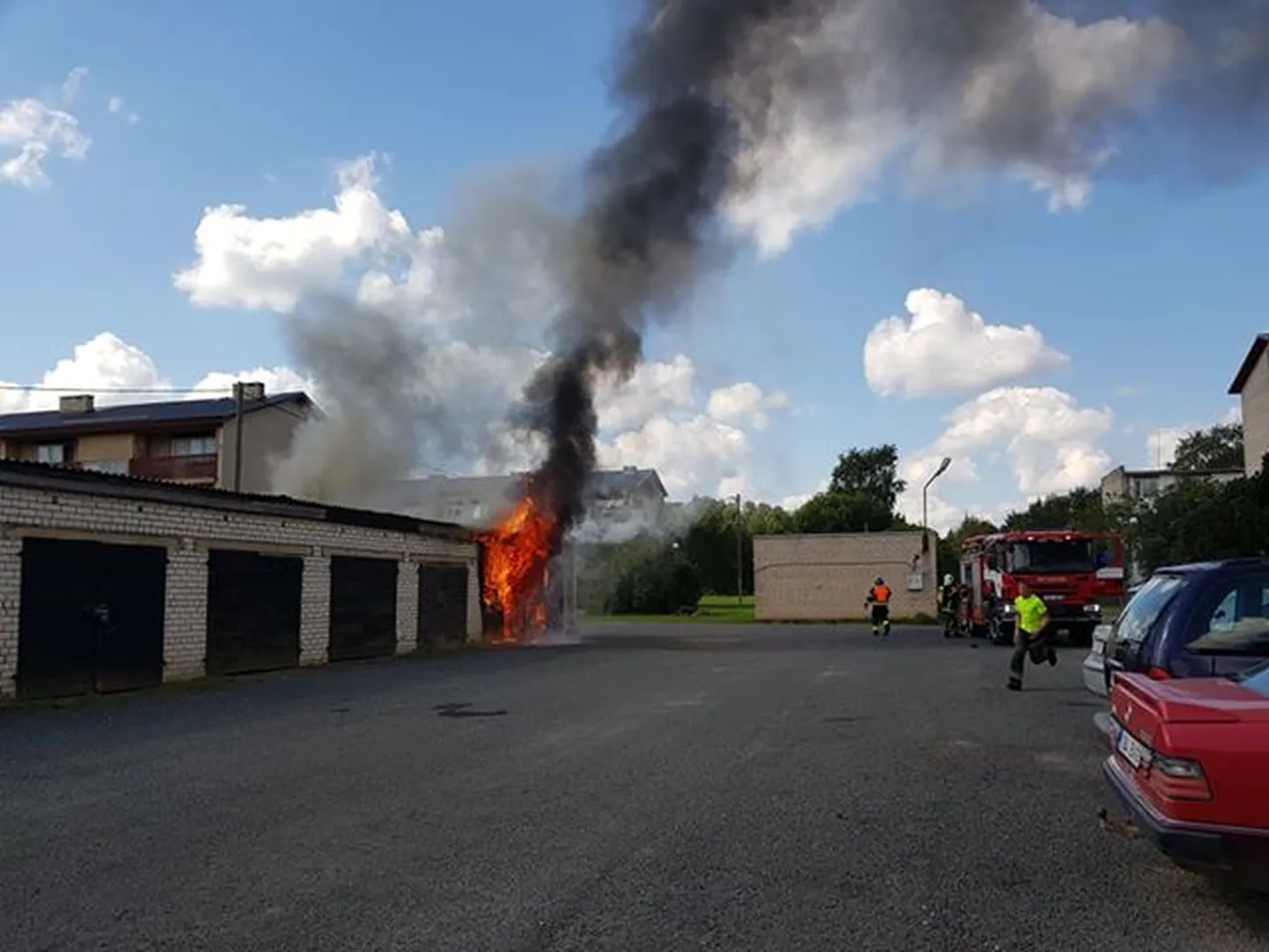 Hummulis süttis garaažikompleks