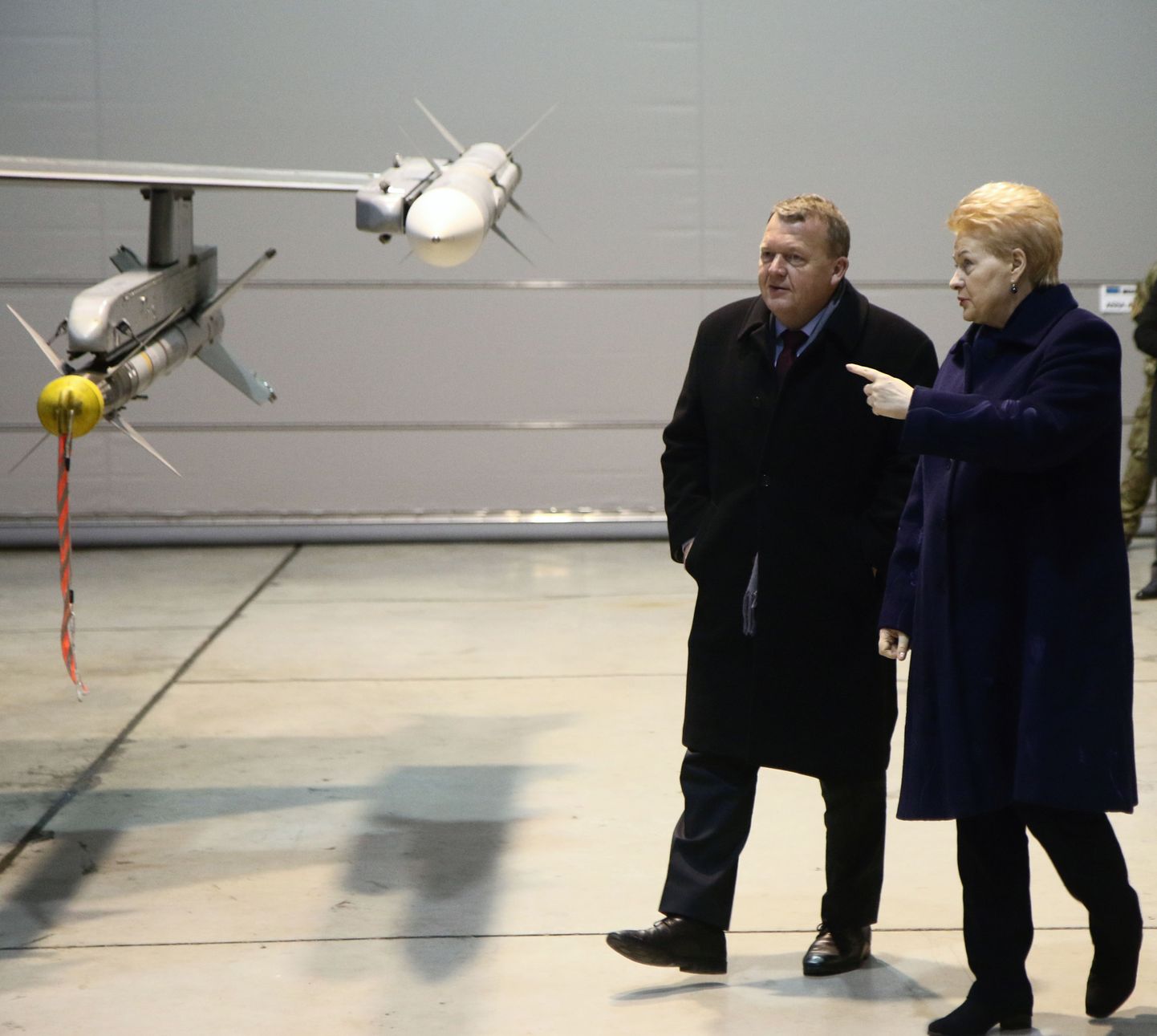 Премьер министр Дании и президент Литвы осматривают базу ВВС Литвы