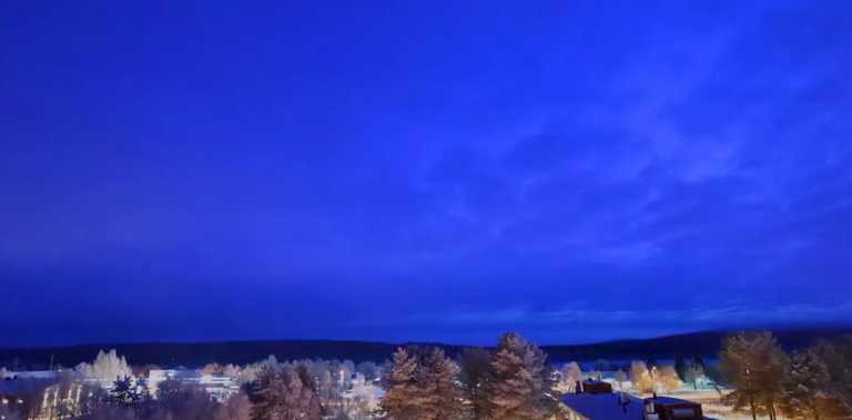 Soomes Enentekiö vallas Heta külas auv kaamokaamera jäädvustab päikeseta aega