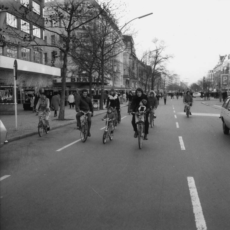 Naftakriis pani autotootjaid tegema kütusesäästlikumaid autosid, aga tõi tänavatele ka jalgratturid. 1973. aastal alustati autovabade pühapäevadega. Praeguseks on saanud neist iga-aastased autovabad päevad. Pildil jalgratturid pühapäevasel autovabal Berliini tänaval 25. novembril 1973. Kas koroonakriisi ajel suureneb ka Eestis jalgrattakasutus?