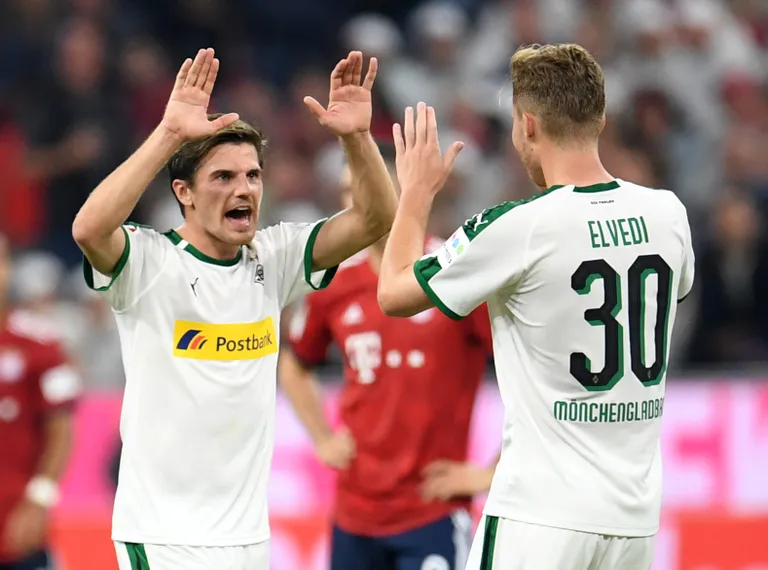 Mönchengladbachi Borussia mängijad tähistavad võitu, vasakul kahele esimesele väravale eeltöö teinud Jonas Hofmann.