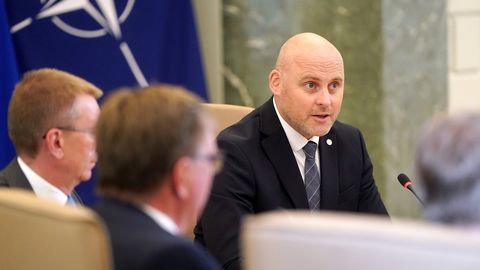 "de facto": Ministriem grūti atrast biroju darbiniekus ārpus