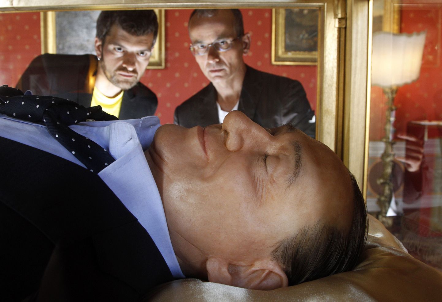 Itaalia kunstnikud Antonio Garullo ja Mario Ottocento oma kätetöö Silvio Berlusconit kujutava vahakujuga
