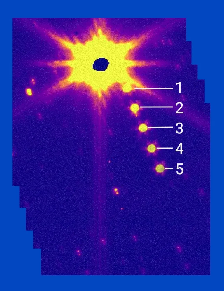 Asteroid 6481 Tenzing möödumas Jupiteri kaaslase Europe eest, millest James Webb'i kosmoseteleskoobiga õnnestus teha viis järjestikust ülesvõtet. See asteroid tiirleb ümber Päikese Marsi ja Jupiteri vahelisel orbiidil. Suhteliselt suurena paistab see 20 km/s liikuv kosmiline objekt seetõttu, et paikneb Jupiterist umbes 220 miljonit kilomeetrit Maale lähemal. Europa kujutisel on keskel tume ala. Tegemist on asjaoluga, et selle kaaslase pinda katab jääkiht, mis paistabki Webb'i soojakaamera kujutisel jahedana. Jääkihi all on ookean, millest loodetakse leida elu.