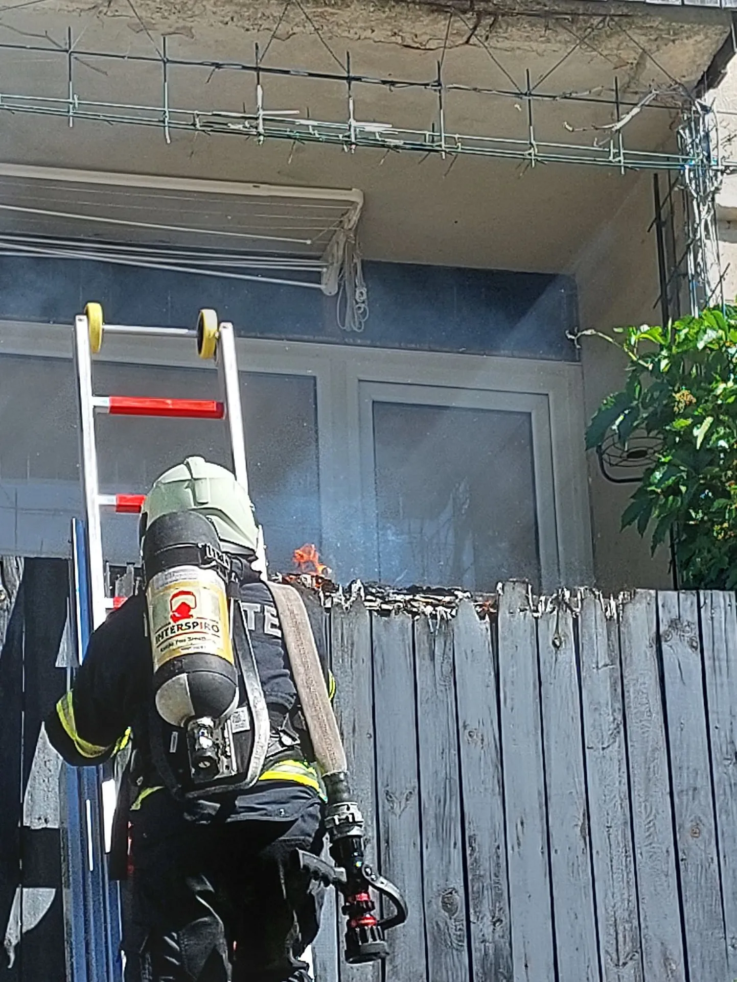 Спасатель спешит тушить пожар на балконе в Кивиыли.