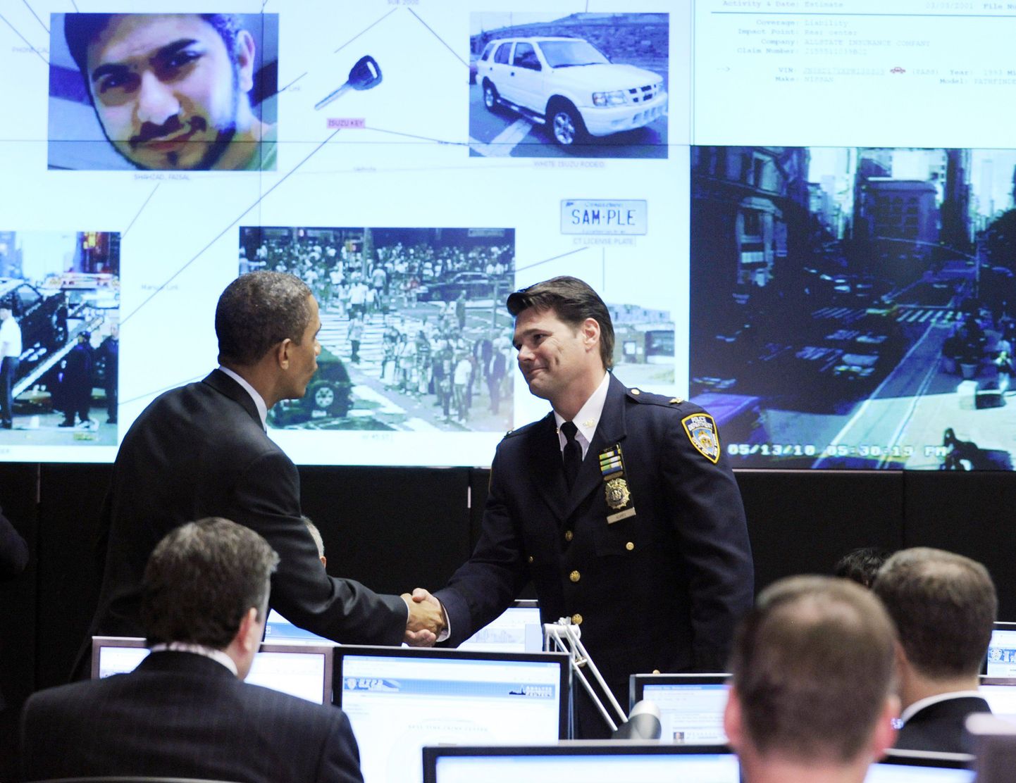 President Barack Obama kohtub New York City politseinikega operatiivkeskuses. Valgusekraanil paistab ka Times Square'il plahvatust plaaninud mehe pilt.