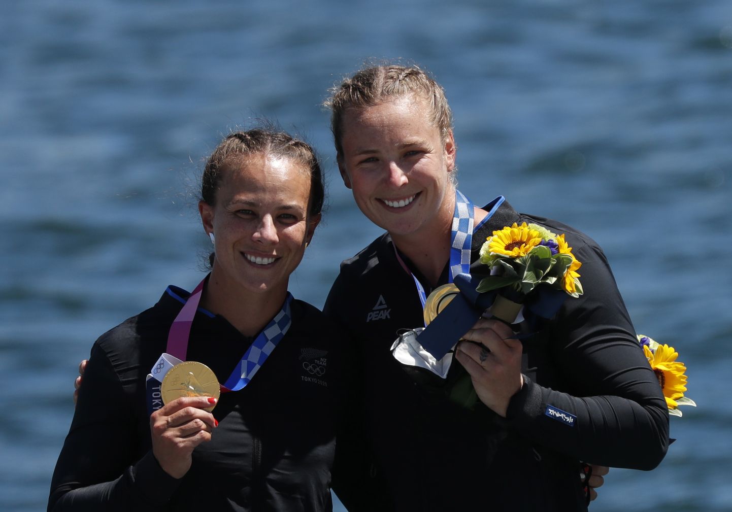 Lisa Carrington (vasakul) kerkis Uus-Meremaa suurimaks kangelaseks. Aerutaja võitis Tokyo olümpial kolm kuldmedalit. Pildil on tema kõrval Caitlin Regal, kellega koos võitis ta kulla kahesüsta 500 m distantsil.