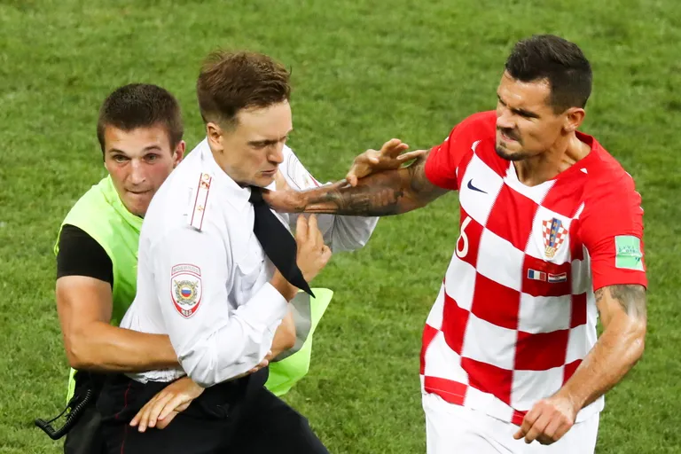 Верзилов ( в форме российского полицейского) во время забега на поле финала ЧМ-2018 между Францией и Хорватией