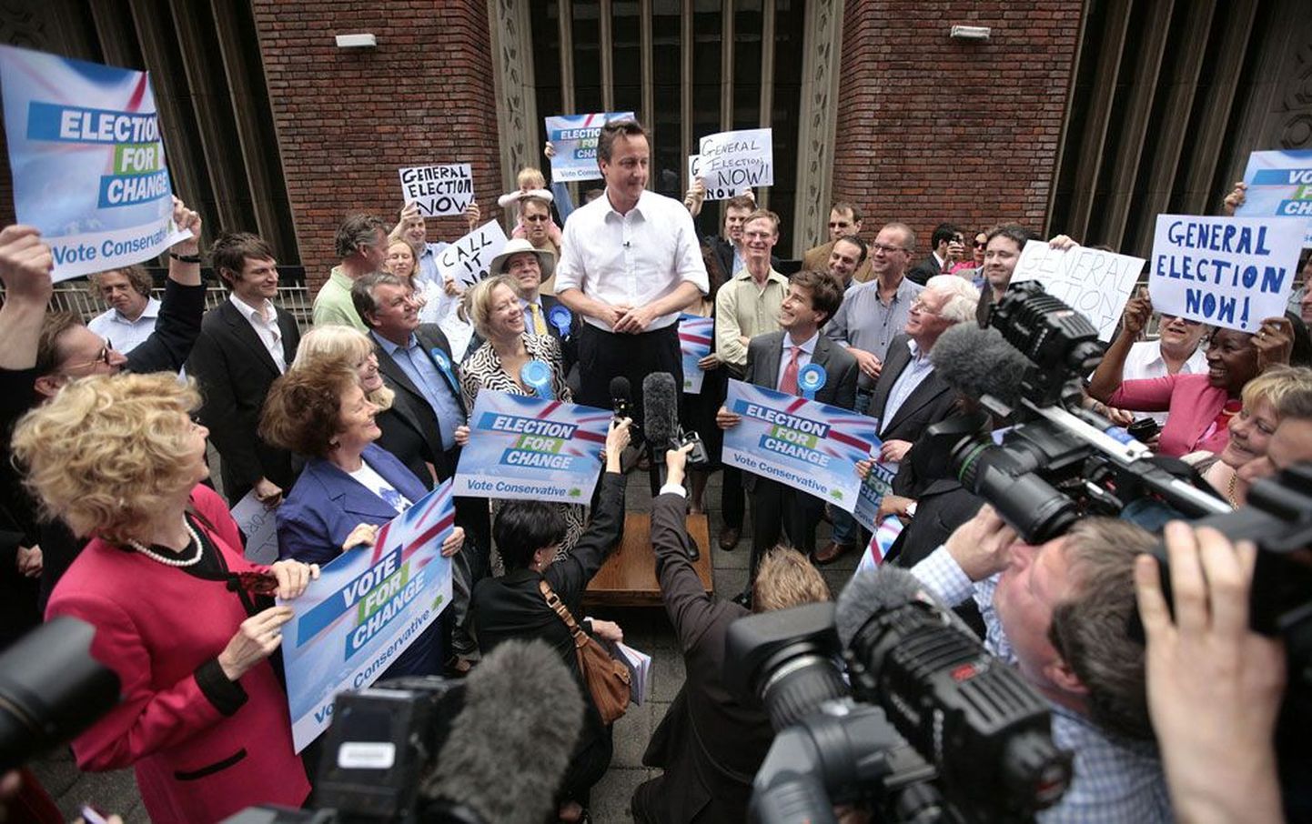Konservatiivide liider David Cameron (keskel) Londonis valimisüritusel.