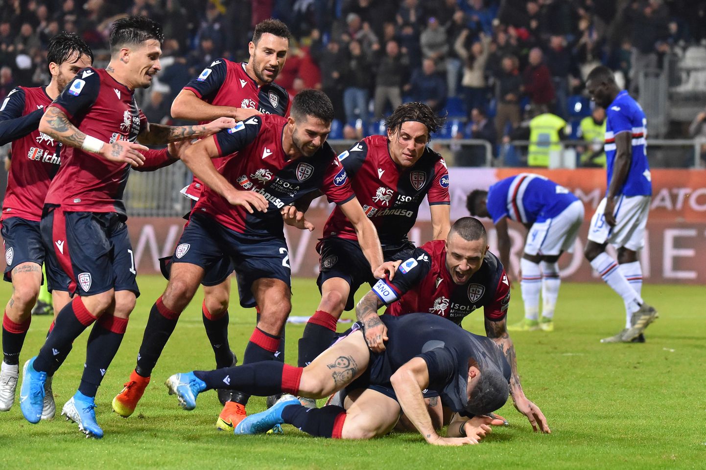 Cagliari mängijad võiduväravat tähistamas