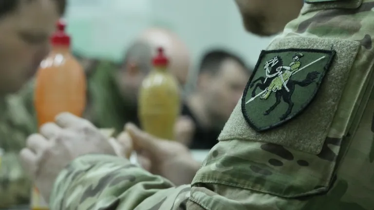 Шеврон 110-й отдельной механизированной бригады ВСУ имени генерала-хорунжего Марко Безручко, подчеркивающий наследственность продолжения казацких традиций в украинском войске.