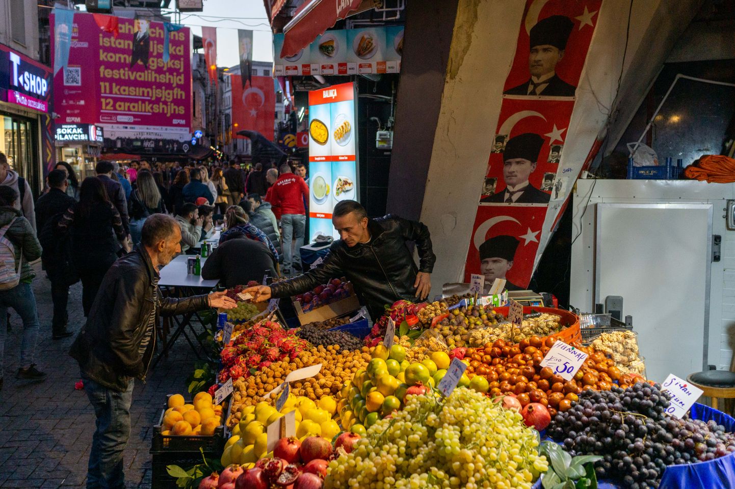 1. novembri melu Istanbuli Grand Bazaaril, mis on üks maailma suurimaid ja vanimaid kaetud turge, kus on üle 4000 poe kogupinnal 30 700 m², mis meelitavad iga päev 250 000–400 000 külastajat.