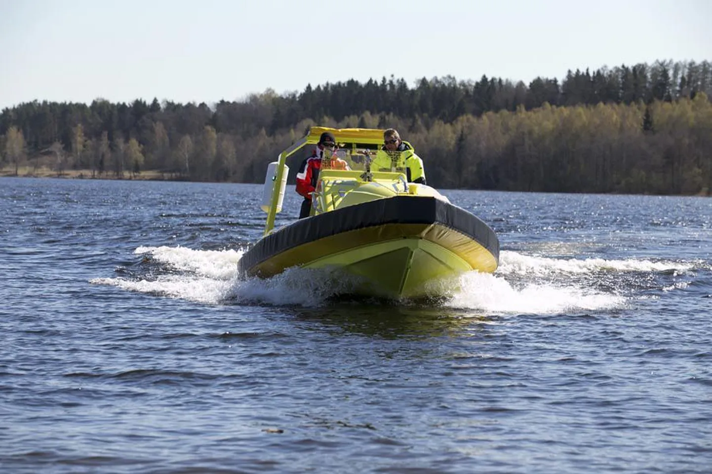 Päril valminud ja eelmisel nädalal Viljandi järvel katsetatud päästekaatri kümmekond sõsarat täidavad juba maailma eri paigus töökohustusi.