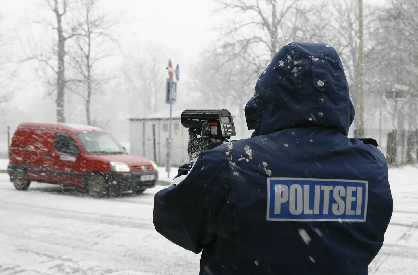 Politsei mõõdab kiirust
