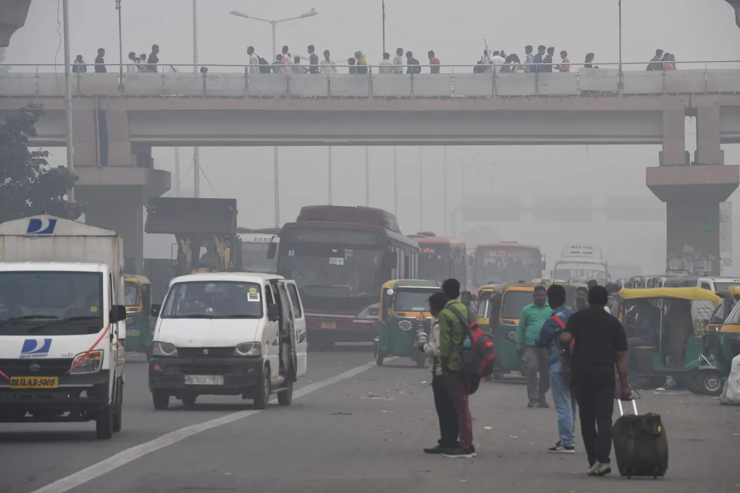 Selleks, et India autode arv inimese kohta jõuaks Eesti tasemele, kuluks maailma üheksa aasta sõidukitoodang. New Delhi sudune linnavaade.