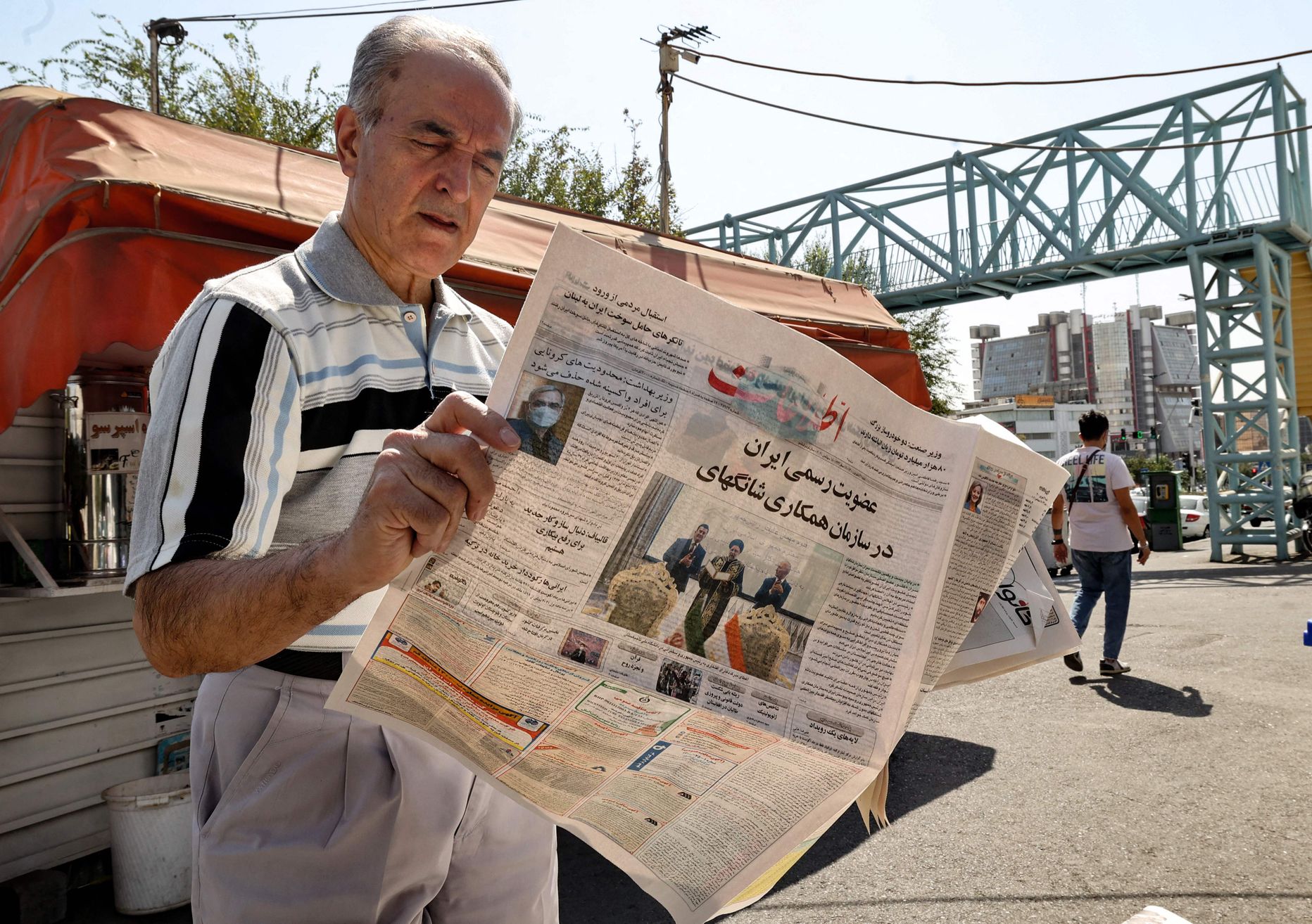 Mees loeb ajalehte