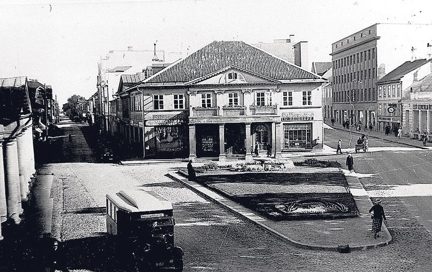 Tartu 1937: Promenaadi tänava algus Barclay platsi poolt. Vasakul Aleksandri tänav ja kaubahoovi serv, keskel hotell London, mille ees on tänini säilinud purskkaev. Paremal paistab ka ainsana säilinud Promenaadi tänava pangahoone (kõige kõrgem maja).