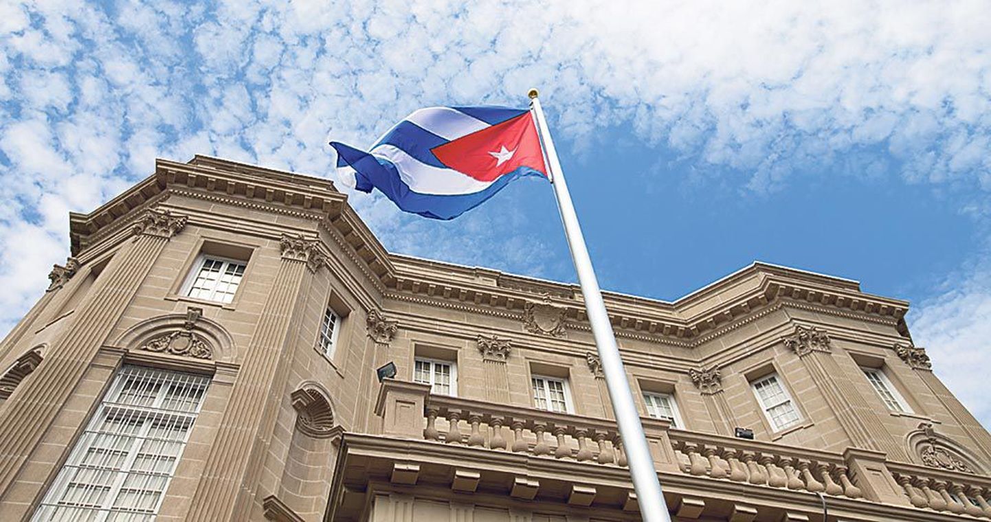 Üle 50 aasta lehvib Kuuba saatkonnal Washingtonis taas riigilipp (vasakul). USA saatkonna ette kerkib tähelipp 14. augustil, mil John Kerry esimese USA välisministrina üle 70 aasta külastab Kuuba pealinna.