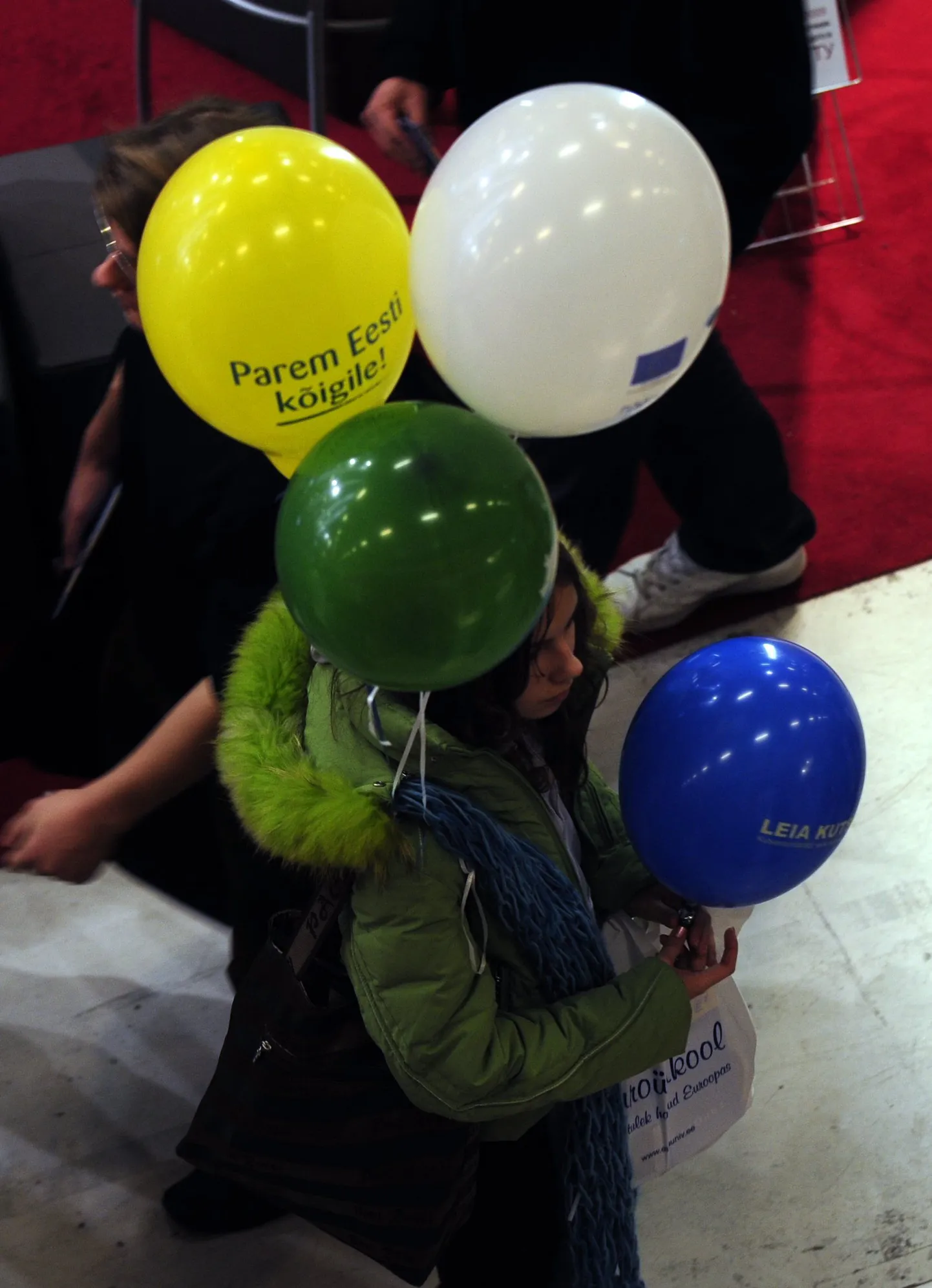 Воздушные шарики с эмблемами партий.