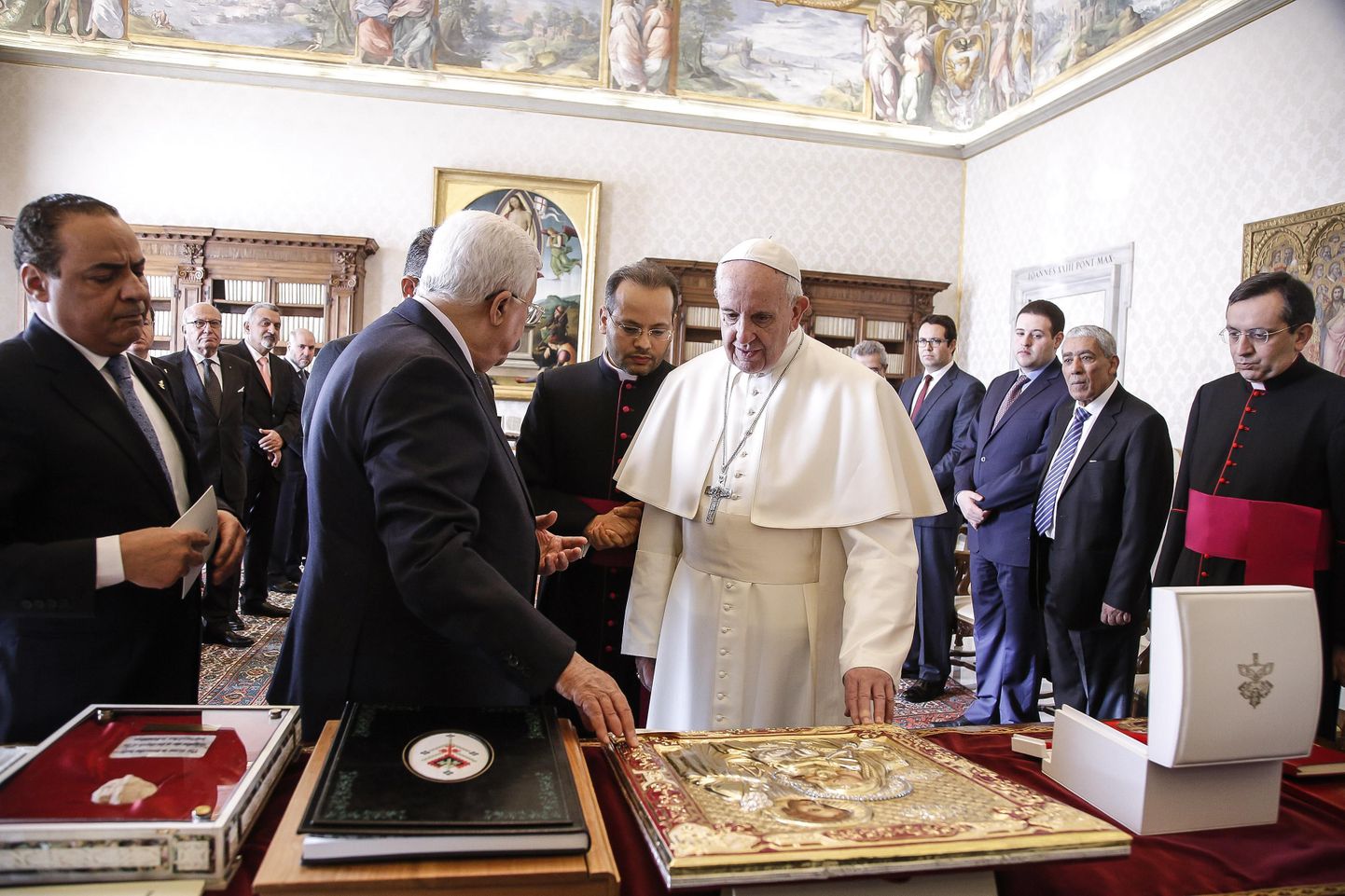 Paavst Fransiscus ja Palestiina president Mahmoud Abbas Palestiina saatkonna avamisel Vatikanis.