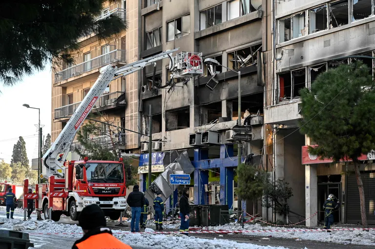 Tuletõrjujad sisenesid plahvatuses kahjustatud hoonetesse.