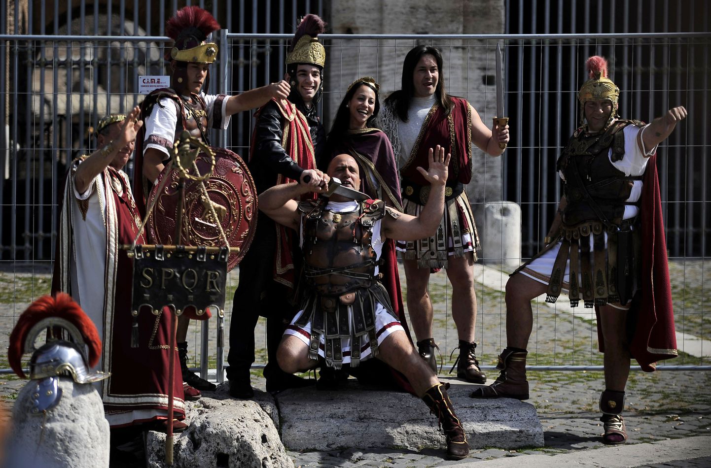 Tsentuurioteks ja gladiaatoriks riietunute protest Rooma Colosseumi juures