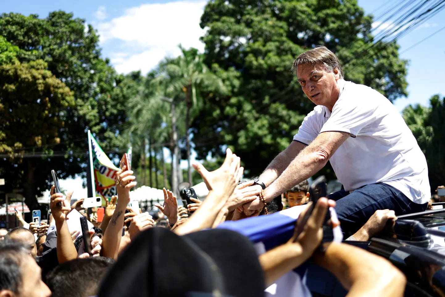 Brasiilia endine president Jair Bolsonaro kohtumas oma toetajatega 4. aprillil 2024. aastal.